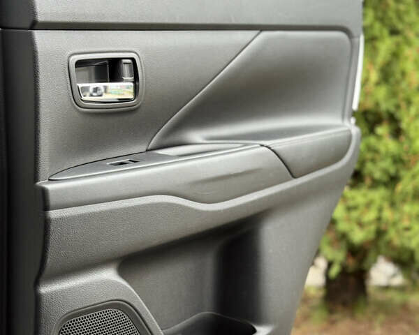 Білий Міцубісі Аутлендер, об'ємом двигуна 2.23 л та пробігом 215 тис. км за 17550 $, фото 66 на Automoto.ua