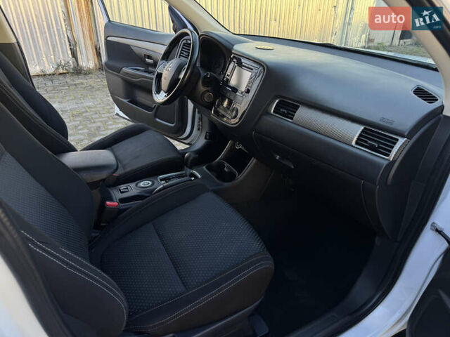 Білий Міцубісі Аутлендер, об'ємом двигуна 2.4 л та пробігом 178 тис. км за 12750 $, фото 46 на Automoto.ua