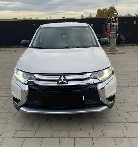 Белый Мицубиси Аутлендер, объемом двигателя 2.36 л и пробегом 151 тыс. км за 16700 $, фото 2 на Automoto.ua