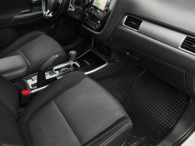 Белый Мицубиси Аутлендер, объемом двигателя 2 л и пробегом 135 тыс. км за 10200 $, фото 11 на Automoto.ua