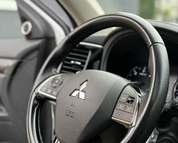 Білий Міцубісі Аутлендер, об'ємом двигуна 2.23 л та пробігом 215 тис. км за 17550 $, фото 44 на Automoto.ua