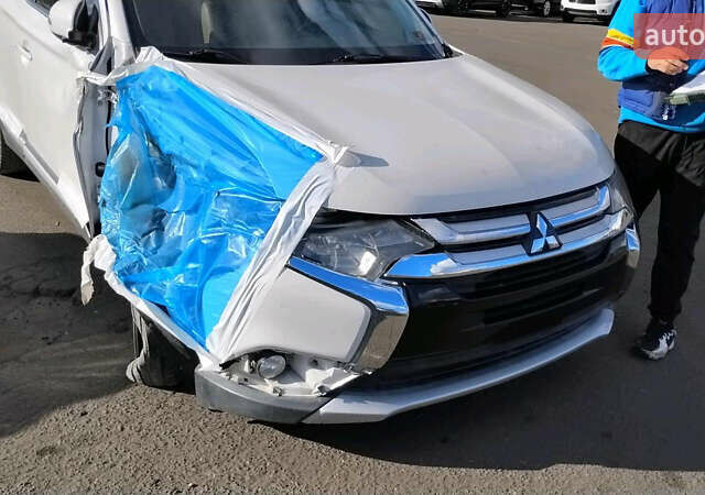 Білий Міцубісі Аутлендер, об'ємом двигуна 3 л та пробігом 177 тис. км за 9000 $, фото 5 на Automoto.ua