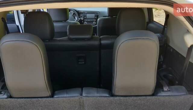 Белый Мицубиси Аутлендер, объемом двигателя 3 л и пробегом 115 тыс. км за 15300 $, фото 12 на Automoto.ua