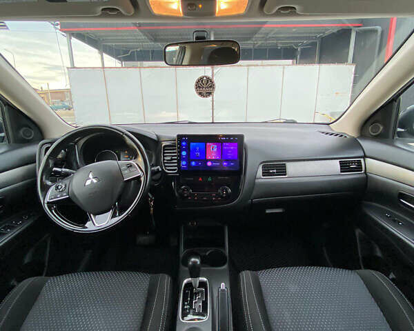 Белый Мицубиси Аутлендер, объемом двигателя 2.36 л и пробегом 151 тыс. км за 16700 $, фото 5 на Automoto.ua