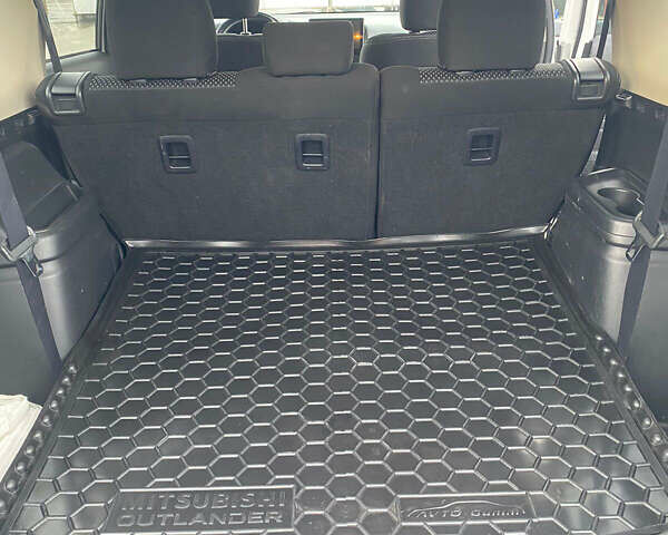 Белый Мицубиси Аутлендер, объемом двигателя 2.36 л и пробегом 151 тыс. км за 16700 $, фото 9 на Automoto.ua