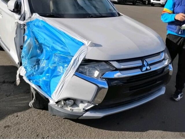 Білий Міцубісі Аутлендер, об'ємом двигуна 3 л та пробігом 177 тис. км за 8900 $, фото 2 на Automoto.ua