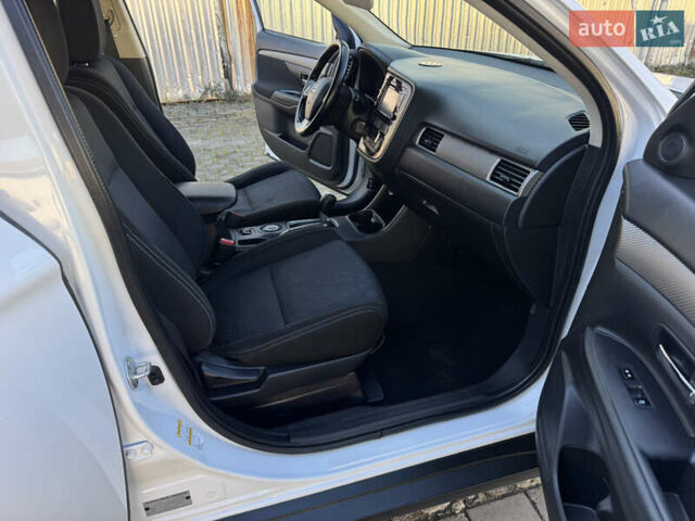 Білий Міцубісі Аутлендер, об'ємом двигуна 2.4 л та пробігом 178 тис. км за 12750 $, фото 45 на Automoto.ua