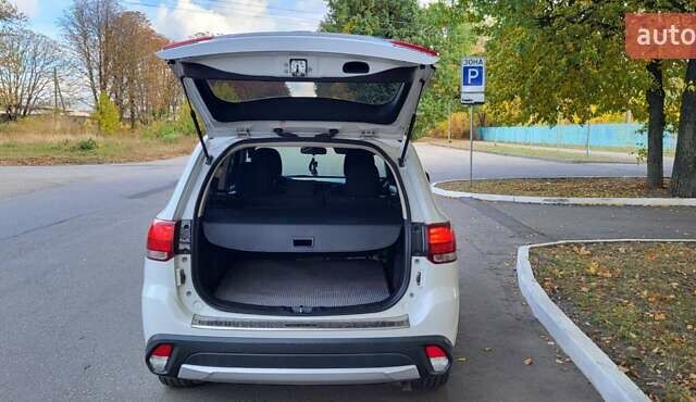 Мицубиси Аутлендер 2016 в Полтаве на Automoto.ua Белый Мицубиси Аутлендер, объемом двигателя 2.36 л и пробегом 240 тыс. км за 14000 $, фото 2 на Automoto.ua