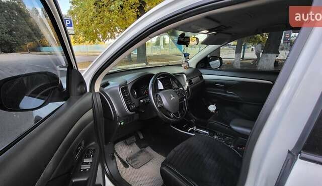 Мицубиси Аутлендер 2016 в Полтаве на Automoto.ua Белый Мицубиси Аутлендер, объемом двигателя 2.36 л и пробегом 240 тыс. км за 14000 $, фото 14 на Automoto.ua