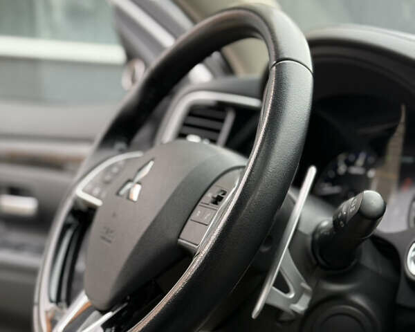Мицубиси Аутлендер 2016 в Самборе на Automoto.ua Белый Мицубиси Аутлендер, объемом двигателя 2.23 л и пробегом 215 тыс. км за 17500 $, фото 43 на Automoto.ua