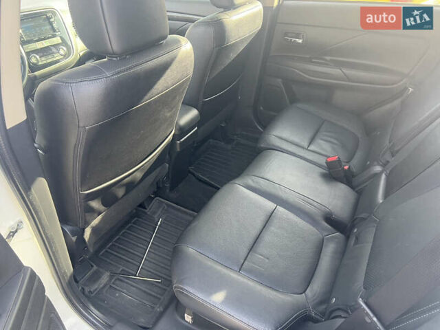 Білий Міцубісі Аутлендер, об'ємом двигуна 3 л та пробігом 157 тис. км за 16900 $, фото 16 на Automoto.ua