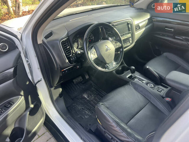 Білий Міцубісі Аутлендер, об'ємом двигуна 3 л та пробігом 157 тис. км за 16900 $, фото 19 на Automoto.ua