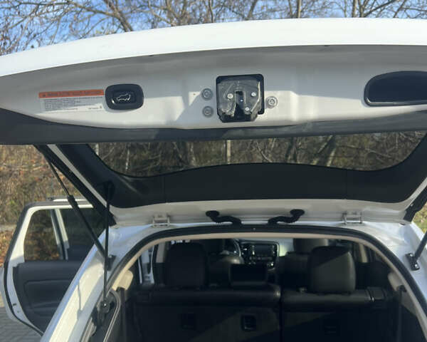 Білий Міцубісі Аутлендер, об'ємом двигуна 3 л та пробігом 157 тис. км за 16900 $, фото 12 на Automoto.ua