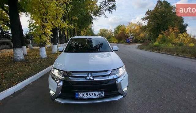 Мицубиси Аутлендер 2016 в Полтаве на Automoto.ua Белый Мицубиси Аутлендер, объемом двигателя 2.36 л и пробегом 240 тыс. км за 14000 $, фото 5 на Automoto.ua