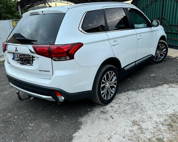 Белый Мицубиси Аутлендер, объемом двигателя 2.3 л и пробегом 180 тыс. км за 16000 $, фото 3 на Automoto.ua