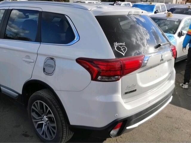 Белый Мицубиси Аутлендер, объемом двигателя 3 л и пробегом 177 тыс. км за 8900 $, фото 1 на Automoto.ua