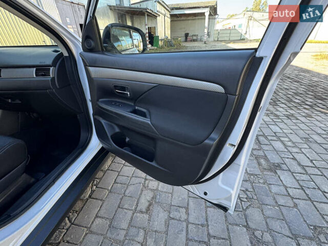 Білий Міцубісі Аутлендер, об'ємом двигуна 2.4 л та пробігом 178 тис. км за 12750 $, фото 44 на Automoto.ua