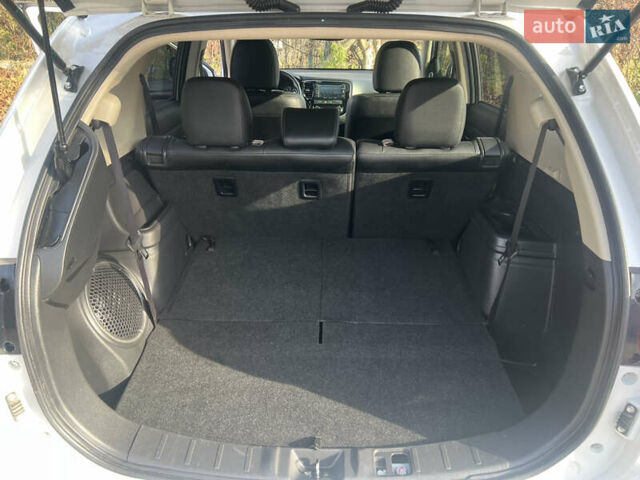 Білий Міцубісі Аутлендер, об'ємом двигуна 3 л та пробігом 157 тис. км за 16900 $, фото 15 на Automoto.ua