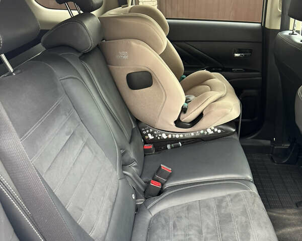 Белый Мицубиси Аутлендер, объемом двигателя 2.36 л и пробегом 134 тыс. км за 18500 $, фото 11 на Automoto.ua