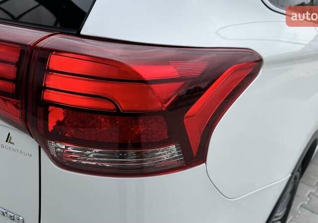 Белый Мицубиси Аутлендер, объемом двигателя 2.2 л и пробегом 199 тыс. км за 17999 $, фото 28 на Automoto.ua