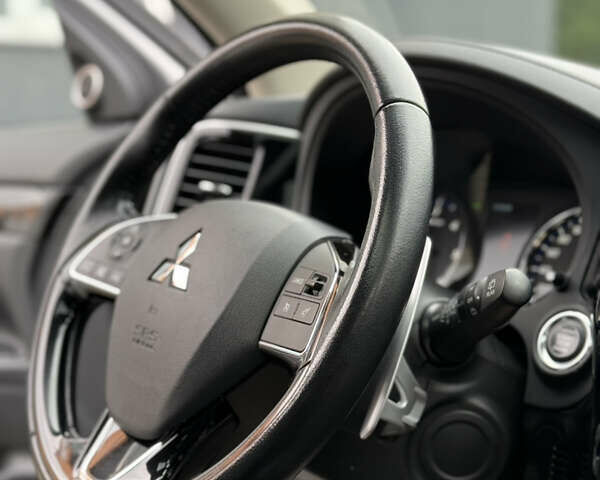 Мицубиси Аутлендер 2016 в Самборе на Automoto.ua Белый Мицубиси Аутлендер, объемом двигателя 2.23 л и пробегом 215 тыс. км за 17500 $, фото 44 на Automoto.ua