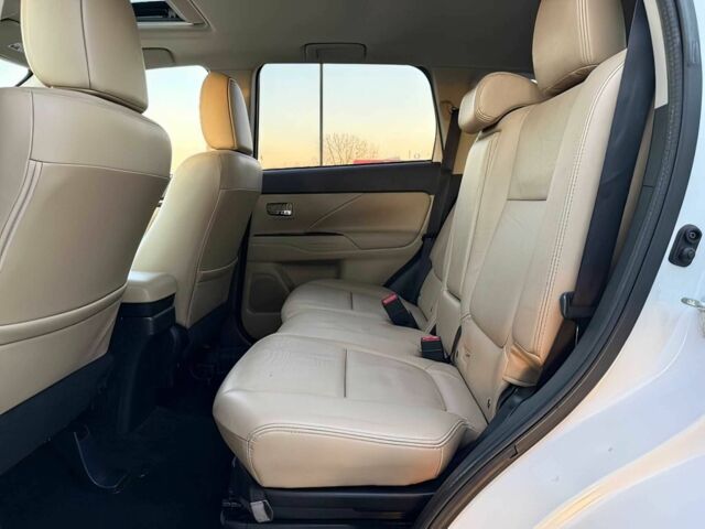 Белый Мицубиси Аутлендер, объемом двигателя 3 л и пробегом 78 тыс. км за 9900 $, фото 11 на Automoto.ua