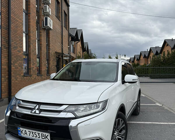 Белый Мицубиси Аутлендер, объемом двигателя 2.36 л и пробегом 134 тыс. км за 18500 $, фото 4 на Automoto.ua