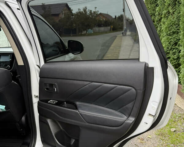 Белый Мицубиси Аутлендер, объемом двигателя 2.36 л и пробегом 134 тыс. км за 18500 $, фото 9 на Automoto.ua