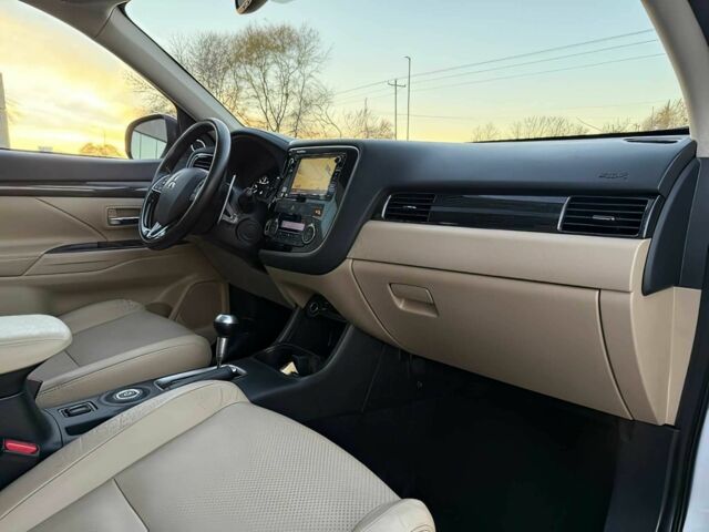 Белый Мицубиси Аутлендер, объемом двигателя 3 л и пробегом 78 тыс. км за 9900 $, фото 9 на Automoto.ua