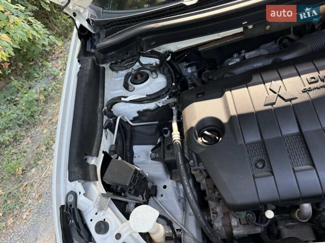 Белый Мицубиси Аутлендер, объемом двигателя 2.2 л и пробегом 240 тыс. км за 17999 $, фото 45 на Automoto.ua