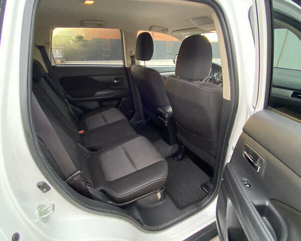 Белый Мицубиси Аутлендер, объемом двигателя 2.36 л и пробегом 151 тыс. км за 16700 $, фото 7 на Automoto.ua