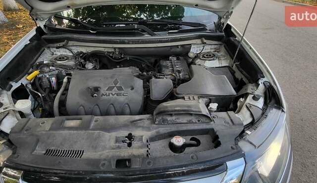 Мицубиси Аутлендер 2016 в Полтаве на Automoto.ua Белый Мицубиси Аутлендер, объемом двигателя 2.36 л и пробегом 240 тыс. км за 14000 $, фото 17 на Automoto.ua