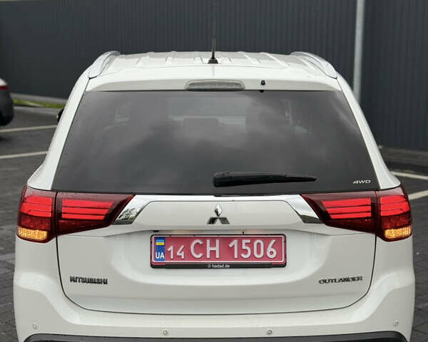 Мицубиси Аутлендер 2016 в Самборе на Automoto.ua Белый Мицубиси Аутлендер, объемом двигателя 2.23 л и пробегом 215 тыс. км за 17500 $, фото 26 на Automoto.ua