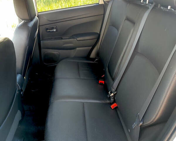 Білий Міцубісі Аутлендер, об'ємом двигуна 2.36 л та пробігом 133 тис. км за 13900 $, фото 5 на Automoto.ua