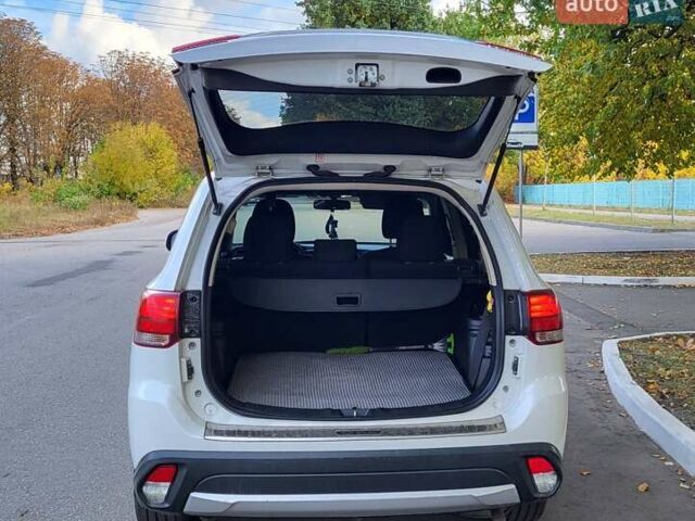 Мицубиси Аутлендер 2016 в Полтаве на Automoto.ua Белый Мицубиси Аутлендер, объемом двигателя 2.36 л и пробегом 240 тыс. км за 14000 $, фото 12 на Automoto.ua