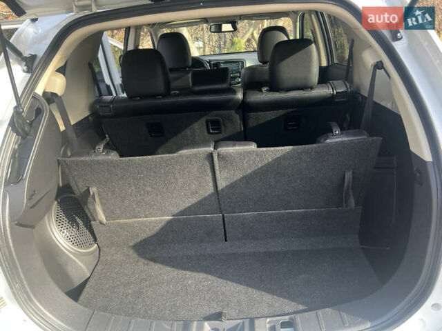Білий Міцубісі Аутлендер, об'ємом двигуна 3 л та пробігом 157 тис. км за 16900 $, фото 13 на Automoto.ua