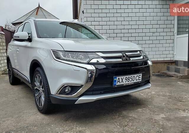 Белый Мицубиси Аутлендер, объемом двигателя 2.35 л и пробегом 127 тыс. км за 19000 $, фото 2 на Automoto.ua