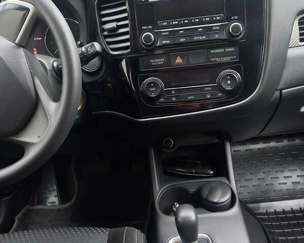Белый Мицубиси Аутлендер, объемом двигателя 2 л и пробегом 121 тыс. км за 16000 $, фото 3 на Automoto.ua