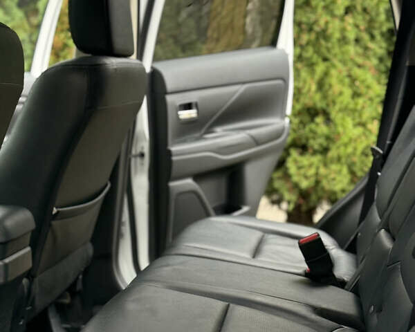 Мицубиси Аутлендер 2016 в Самборе на Automoto.ua Белый Мицубиси Аутлендер, объемом двигателя 2.23 л и пробегом 215 тыс. км за 17500 $, фото 66 на Automoto.ua