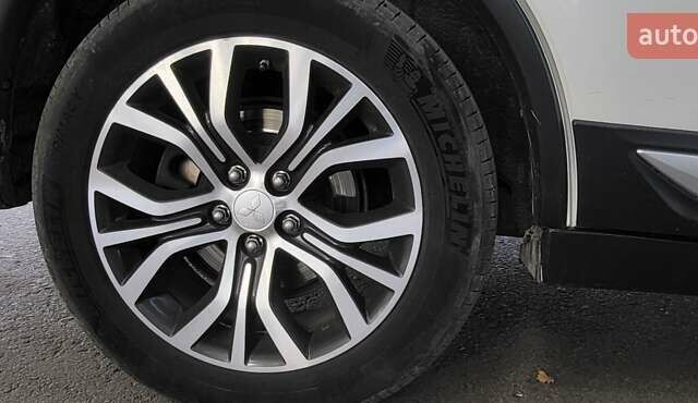 Мицубиси Аутлендер 2016 в Полтаве на Automoto.ua Белый Мицубиси Аутлендер, объемом двигателя 2.36 л и пробегом 240 тыс. км за 14000 $, фото 13 на Automoto.ua