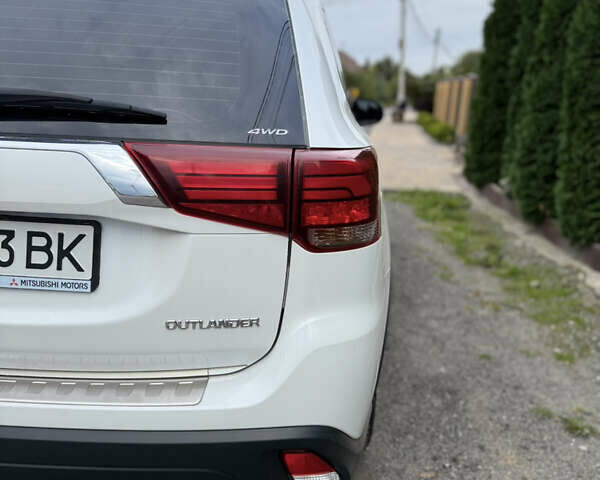 Белый Мицубиси Аутлендер, объемом двигателя 2.36 л и пробегом 134 тыс. км за 18500 $, фото 24 на Automoto.ua