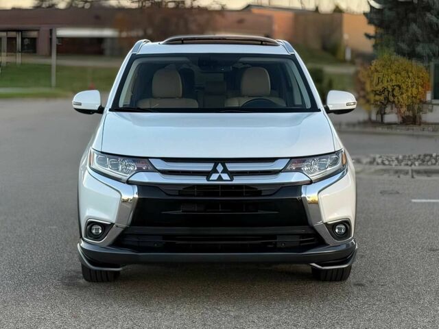 Белый Мицубиси Аутлендер, объемом двигателя 3 л и пробегом 78 тыс. км за 9900 $, фото 1 на Automoto.ua