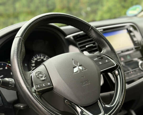 Мицубиси Аутлендер 2016 в Самборе на Automoto.ua Белый Мицубиси Аутлендер, объемом двигателя 2.23 л и пробегом 215 тыс. км за 17500 $, фото 58 на Automoto.ua