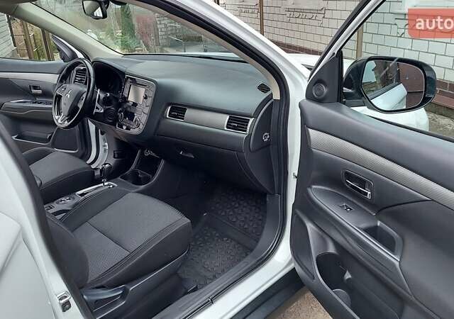 Белый Мицубиси Аутлендер, объемом двигателя 2.35 л и пробегом 127 тыс. км за 19000 $, фото 8 на Automoto.ua