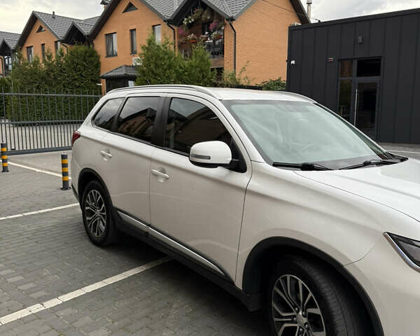 Белый Мицубиси Аутлендер, объемом двигателя 2.36 л и пробегом 134 тыс. км за 18500 $, фото 2 на Automoto.ua