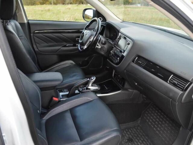 Білий Міцубісі Аутлендер, об'ємом двигуна 2 л та пробігом 164 тис. км за 16900 $, фото 6 на Automoto.ua