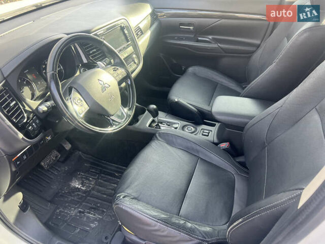 Білий Міцубісі Аутлендер, об'ємом двигуна 3 л та пробігом 157 тис. км за 16900 $, фото 24 на Automoto.ua