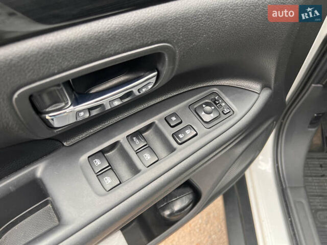 Білий Міцубісі Аутлендер, об'ємом двигуна 2.27 л та пробігом 145 тис. км за 18200 $, фото 13 на Automoto.ua