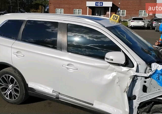 Білий Міцубісі Аутлендер, об'ємом двигуна 3 л та пробігом 177 тис. км за 9000 $, фото 4 на Automoto.ua