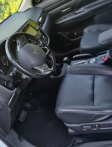 Белый Мицубиси Аутлендер, объемом двигателя 3 л и пробегом 115 тыс. км за 15300 $, фото 6 на Automoto.ua